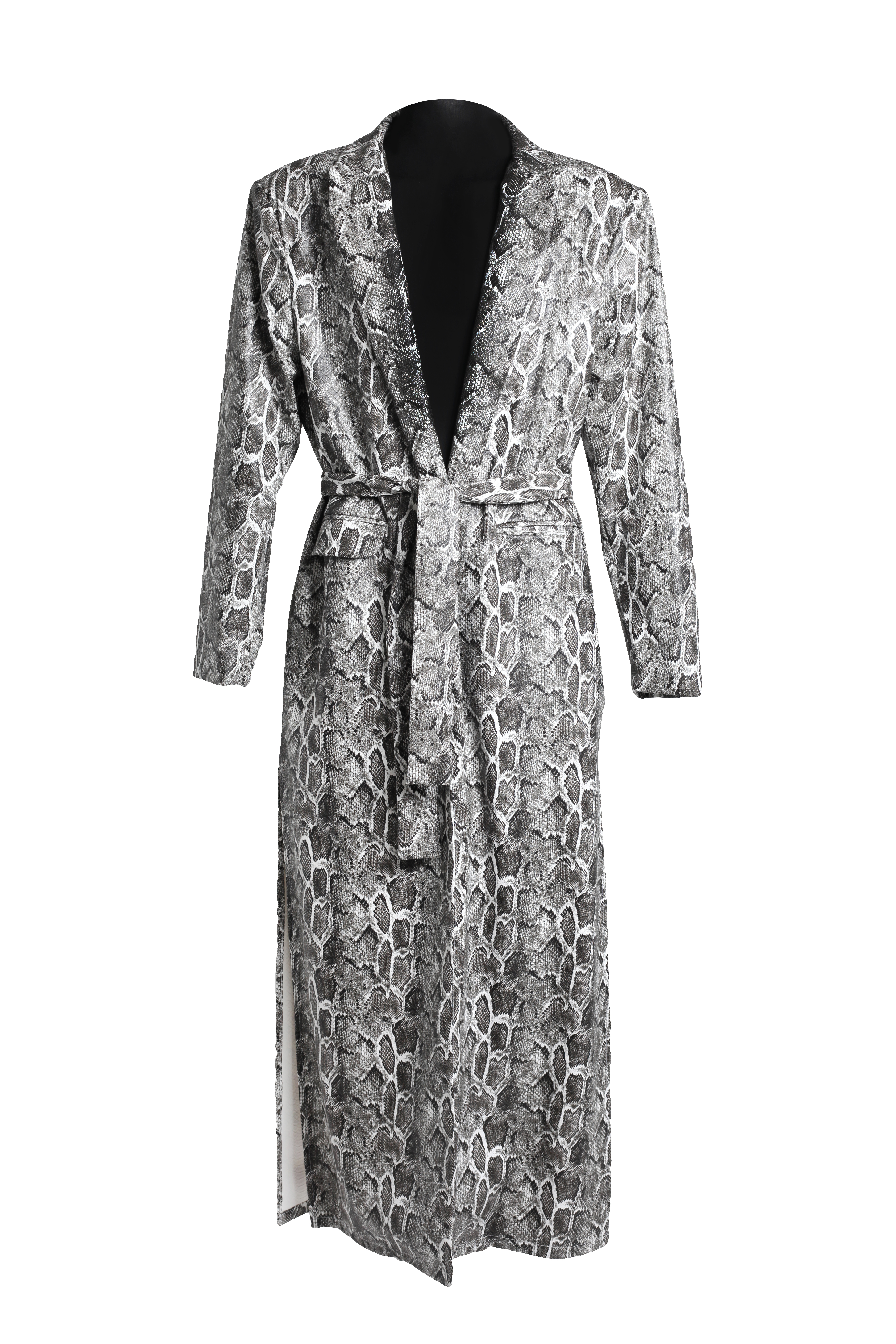 Плащ с принтом под рептилию из эко-кожи с объемными плечами